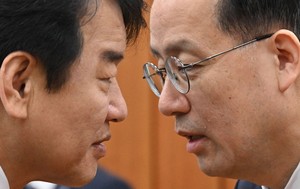 [헤럴드pic] 대화 나누는 문진석 의원-이형일 부총리