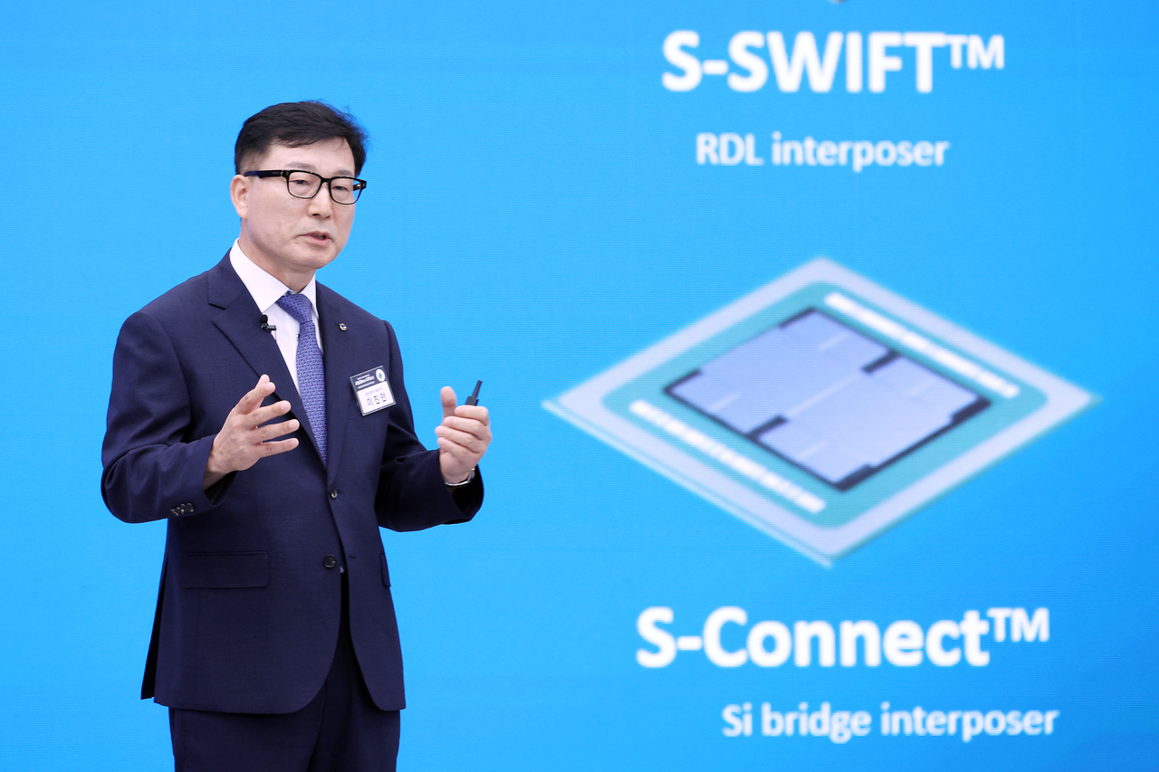 Lee Jin-an, chief executive of Amkor Technology Korea, announces the company's investment plans at a national briefing on advanced industry development in the southwestern region, held at the Kim Dae-jung Convention Center in Gwangju under the chairmanship of President Lee Jae Myung.