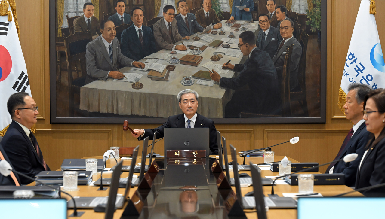 신현송 한국은행 총재가 지난달 27일 서울 중구 한국은행에서 열린 금융통화위원회 본회의에 참석해 의사봉을 두드리고 있다. [연합]