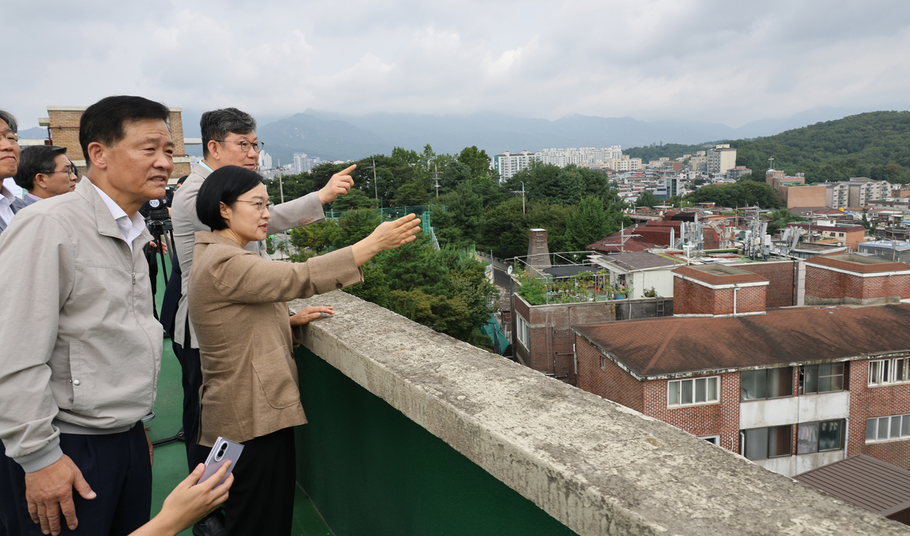 Prime Minister Han Seong-sook inspects a private redevelopment project site in Janwi-dong, Seongbuk-gu, Seoul, last month, accompanied by Seongbuk-gu District Mayor Lee Seung-ro (left) and Democratic Party of Korea lawmaker Kim Nam-geun. [Yonhap]