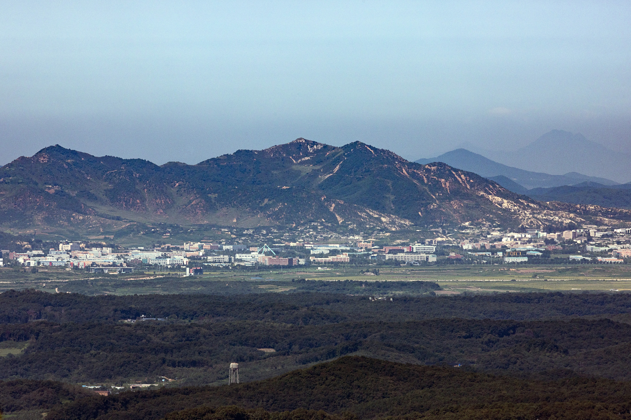 경기도 파주시 접경지역에서 바라본 서부전선 비무장지대(DMZ)와 개성공단 일대. [연합]