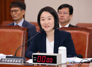이소영 중기부 장관 공식 취임…“틀 깨고 관성도 깨는 장관 되겠다” 포부