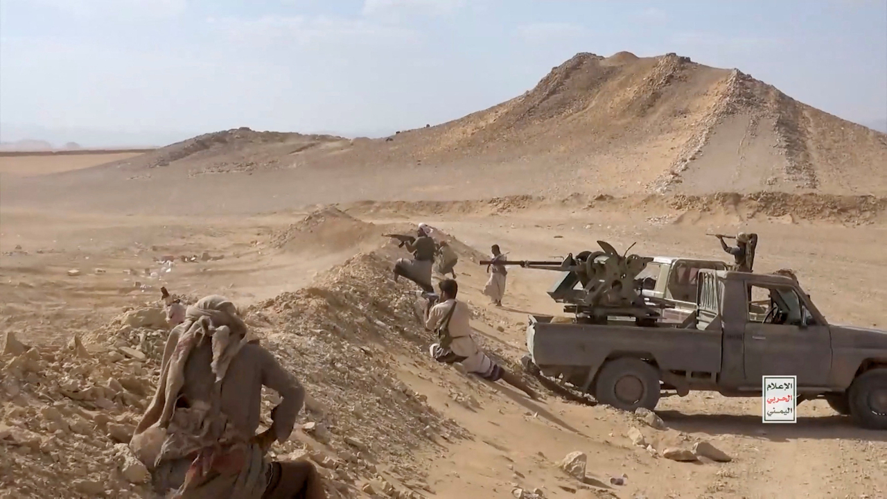 The Houthi fighters fire from their position in al Jawf governorate, Yemen, Sept. 15. (Reuters-Yonhap)