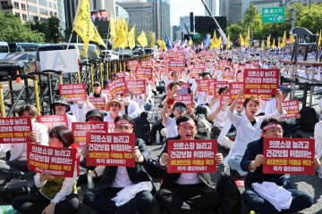 약사 1만명 거리로 나왔다…비대면진료 앞 ‘약 배송 충돌’ 15년 원격의료 뇌관 재점화