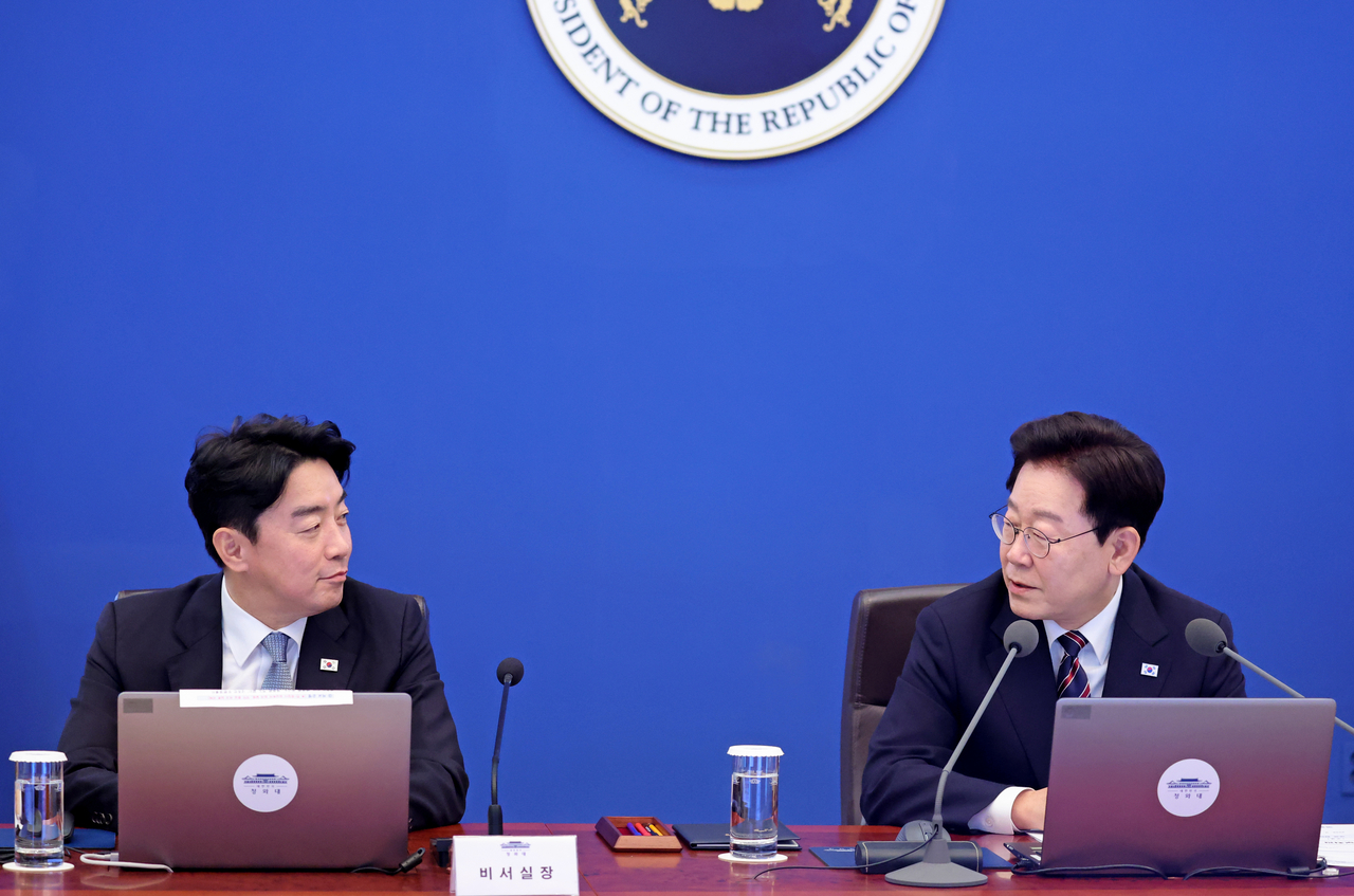 이재명 대통령이 지난 21일 청와대에서 열린 수석보좌관회의에서 이날 오전 사의를 표명한 강훈식 비서실장을 바라보며 참모진의 노고를 격려하는 발언을 하고 있다. [연합]