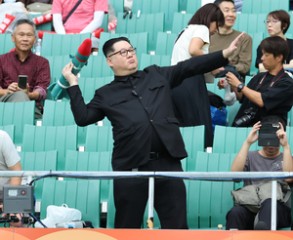 ‘짝퉁 김정은’ 아시안게임 여자축구 남북전에 등장…“세뇌 깨려 왔다” [나고야 AG]