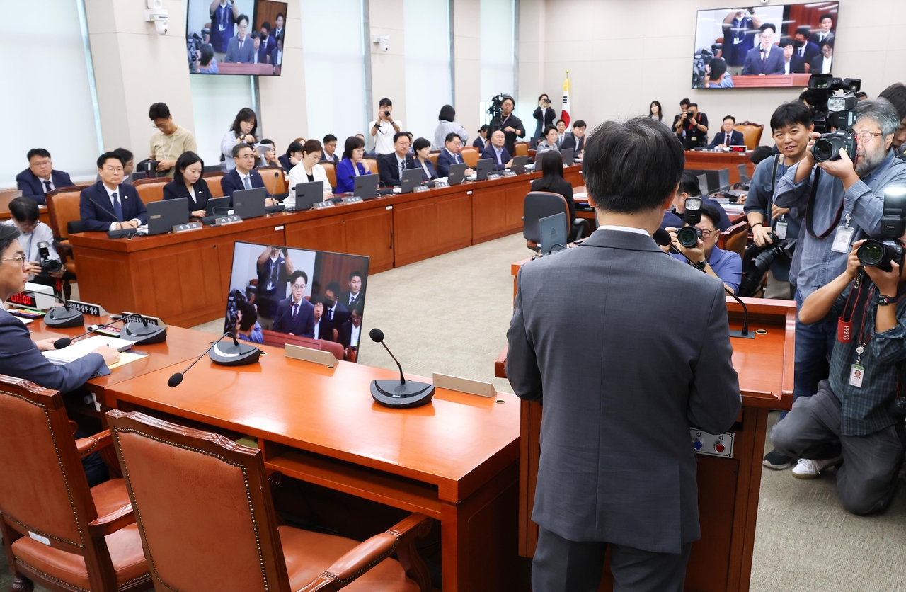 Industry Minister Kim Jung-kwan (front right) speaks to members of the Trade, Industry, Energy, SMEs and Startups Committee at the National Assembly on Tuesday. (Yonhap)
