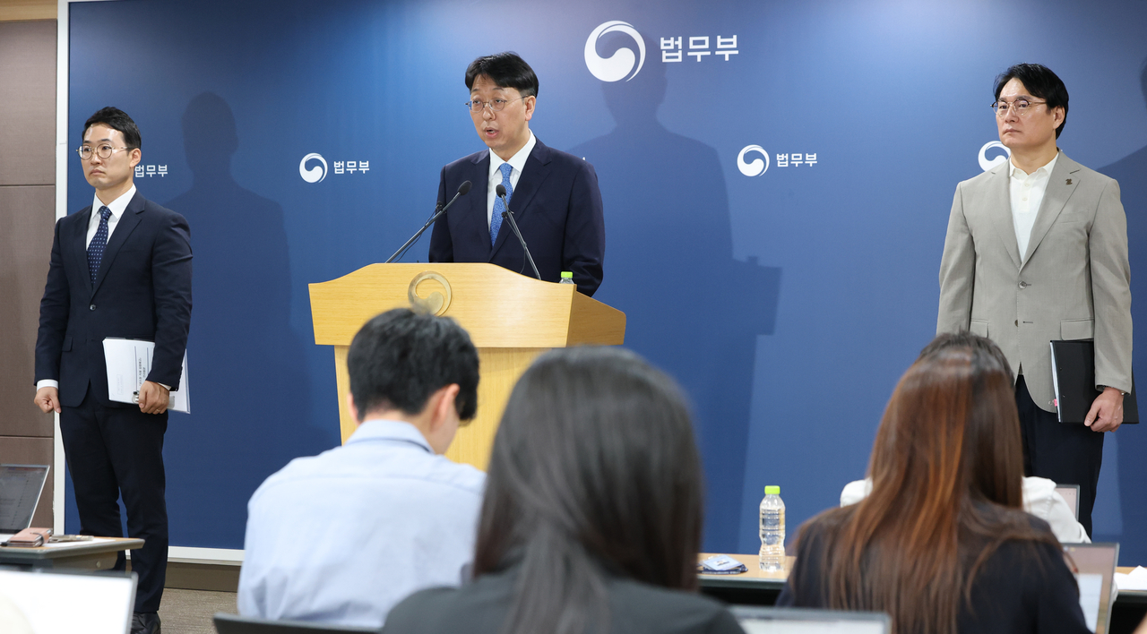 이응철(가운데) 법무부 검찰국장이 22일 경기도 정부과천청사 법무부에서 공소청 직제안 관련 브리핑을 하고 있다. 오른쪽은 하인호 검찰개혁추진단 행정지원국장, 왼쪽은 김민철 행정안전부 법사조직과장.  [연합]