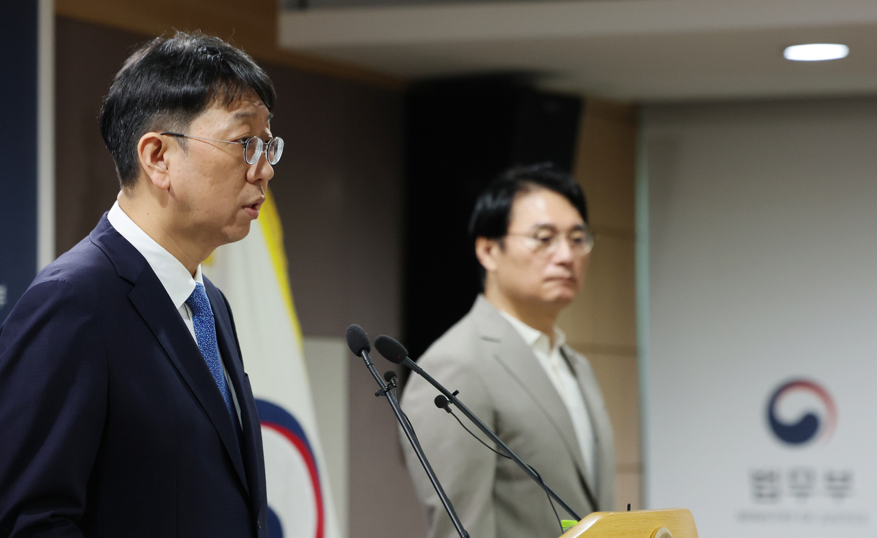 Lee Eung-cheol (left), head of the Justice Ministry's Prosecution Bureau, on Tuesday tells reporters about the ministry's plan to reduce staffing at the new Public Prosecution Service. (Yonhap)