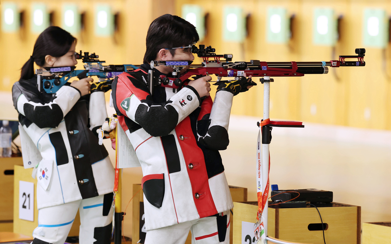 Ban Hyo-jin (left) and Park Ha-jun compete in the qualification round of the 10-meter air rifle mixed team event at the Asian Games, at Aichi Prefectural General Shooting Gallery in Toyota, Japan, Tuesday. 　(Yonhap)