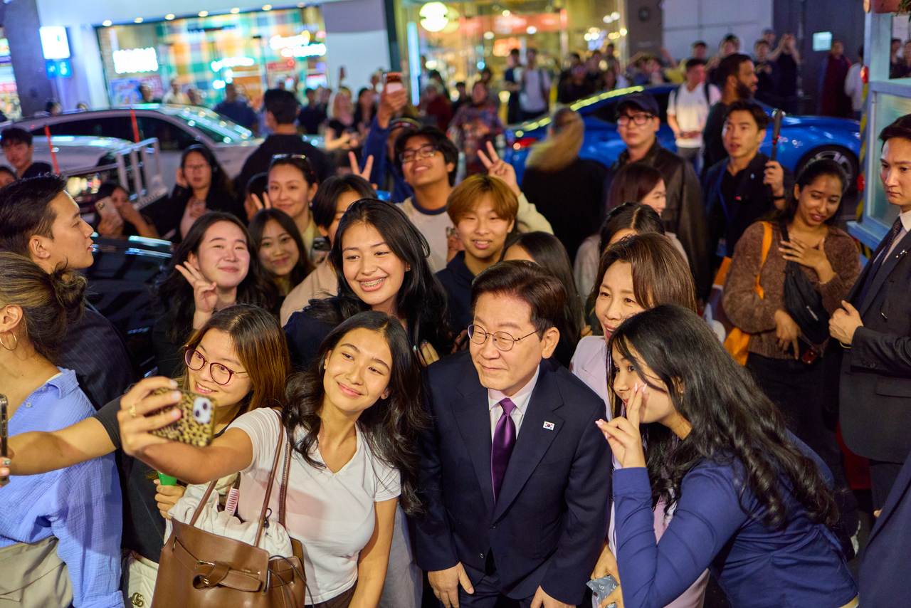 유엔총회 참석차 미국 뉴욕을 방문한 이재명 대통령 부부가 21일(현지시간) 코리아타운을 방문해 시민들과 기념촬영을 하고 있다. [연합]