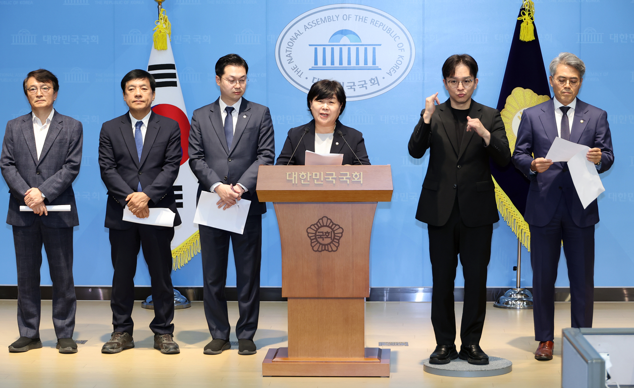 Legislation and Judiciary Committee Chairwoman Seo Young-gyo (fourth from left) and Democratic Party of Korea members hold a press conference at the National Assembly's communication room Tuesday alongside Rebuilding Korea Party and Progressive Party members to address Chief Justice Jo Hee-dae's refusal to re-nominate Supreme Court justices. [Yonhap]