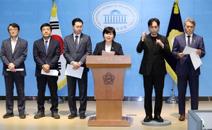 與, 조희대 ‘재제청 거부’에 “황당” “사법쿠데타”