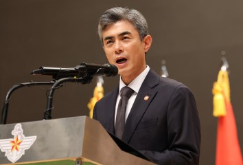 강신철 신임 국방부 장관이 22일 서울 용산구 국방부에서 열린 취임식에서 취임사를 하고 있다. [연합]