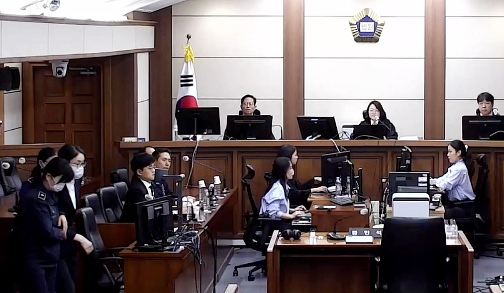 각종 인사·이권 청탁과 함께 고가 귀금속을 받은 이른바 ‘매관매직’ 혐의로 기소된 김건희 여사가 26일 서울 서초구 서울중앙지방법원에서 열린 특정범죄 가중처벌법상 알선수재 혐의 사건 2심 선고 공판에 출석하고 있다. [연합]