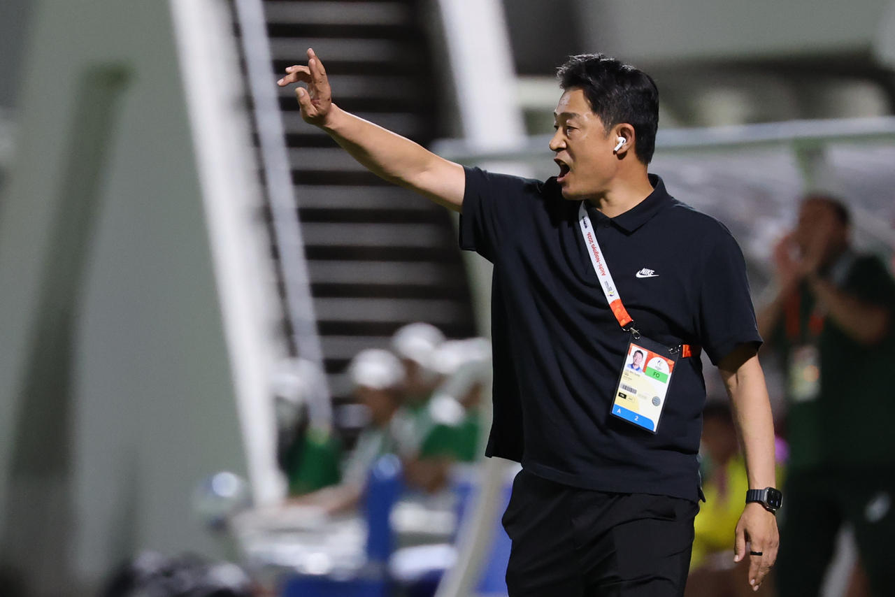 22일 일본 나고야 미즈호 공원 럭비경기장에서 열린 2026 아이치·나고야 아시안게임 남자 축구 조별리그 2차전 한국과 사우디아라비아의 경기. 이민성 감독이 선수들에게 작전을 지시하고 있다. [연합]