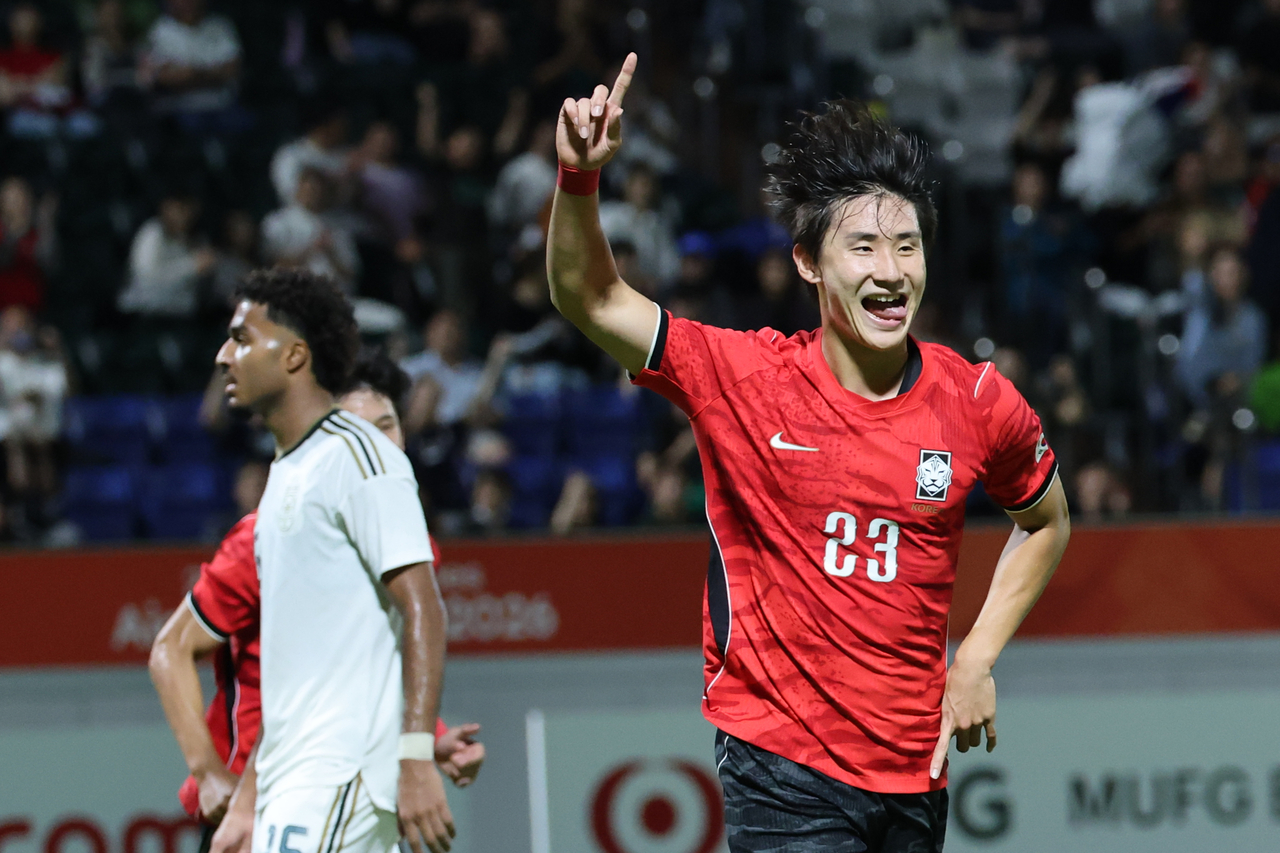 22일 일본 나고야 미즈호 공원 럭비경기장에서 열린 2026 아이치·나고야 아시안게임 남자 축구 조별리그 2차전 한국과 사우디아라비아의 경기. 한국 신민하가 헤더슛으로 선제골을 넣은 뒤 환호하고 있다. [연합]