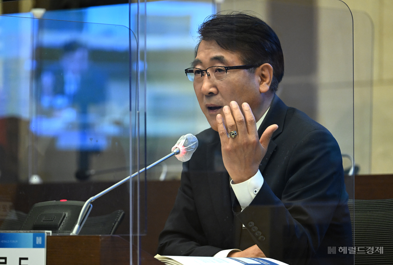 17일 서울 중구 대한상공회의소에서 헤럴드 부동산포럼 2022가 새 정부의 부동산 정책 방향을 주제로 열린 가운데 한문도 연세대학교 겸임교수가 토론자로 참석해 발언하고 있다.  [사진=임세준 기자/jun@]