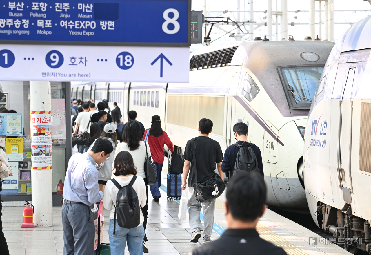 추석 연휴를 하루 앞둔 23일 오전 서울 용산구 서울역 승강장에서 시민들이 명절을 맞아 귀성길에 오르는 모습. 임세준 기자