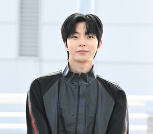 [포토] 황인엽 ‘아직은 어색한 출국 길’