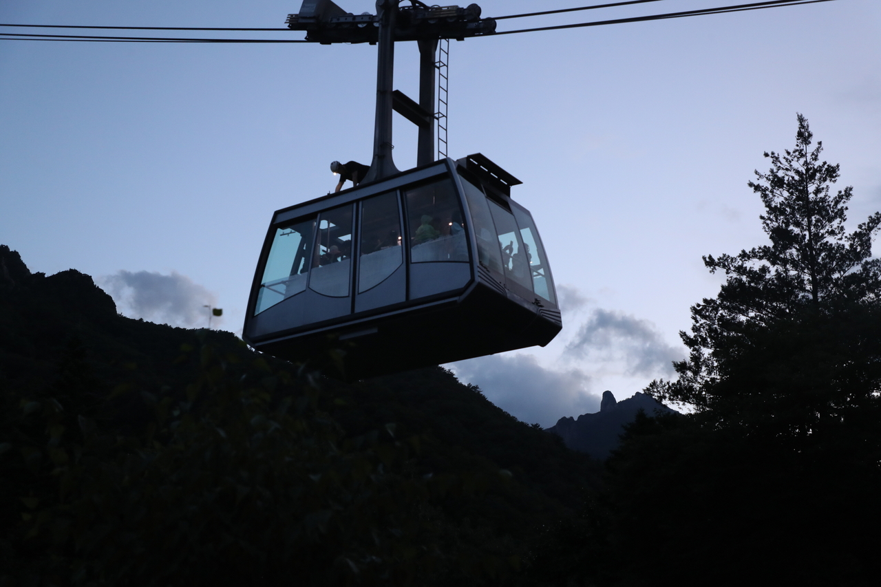 The cable car at Seoraksan National Park. [Yonhap]