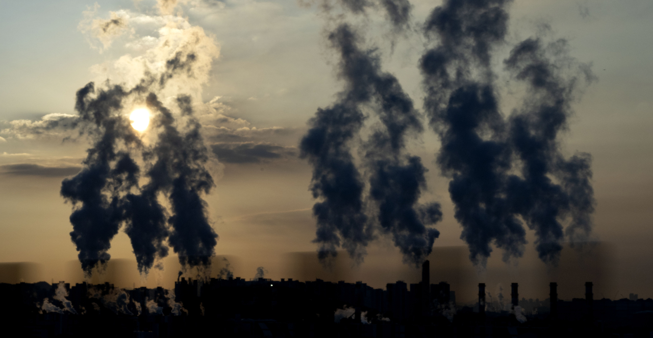 Steam rises from the chimneys of the Seo-incheon combined-cycle power plant in Seo-gu, Incheon. [Lim Se-jun]