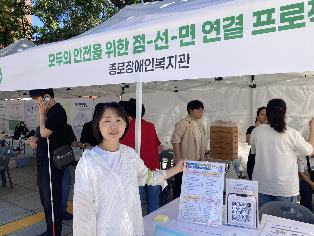김지영 종로장애인복지관 사회복지사가 ‘2026 종로복지박람회’에서 본인이 근무하고 있는 종로장애인복지관 부스를 홍보하고 있다. 손인규 기자