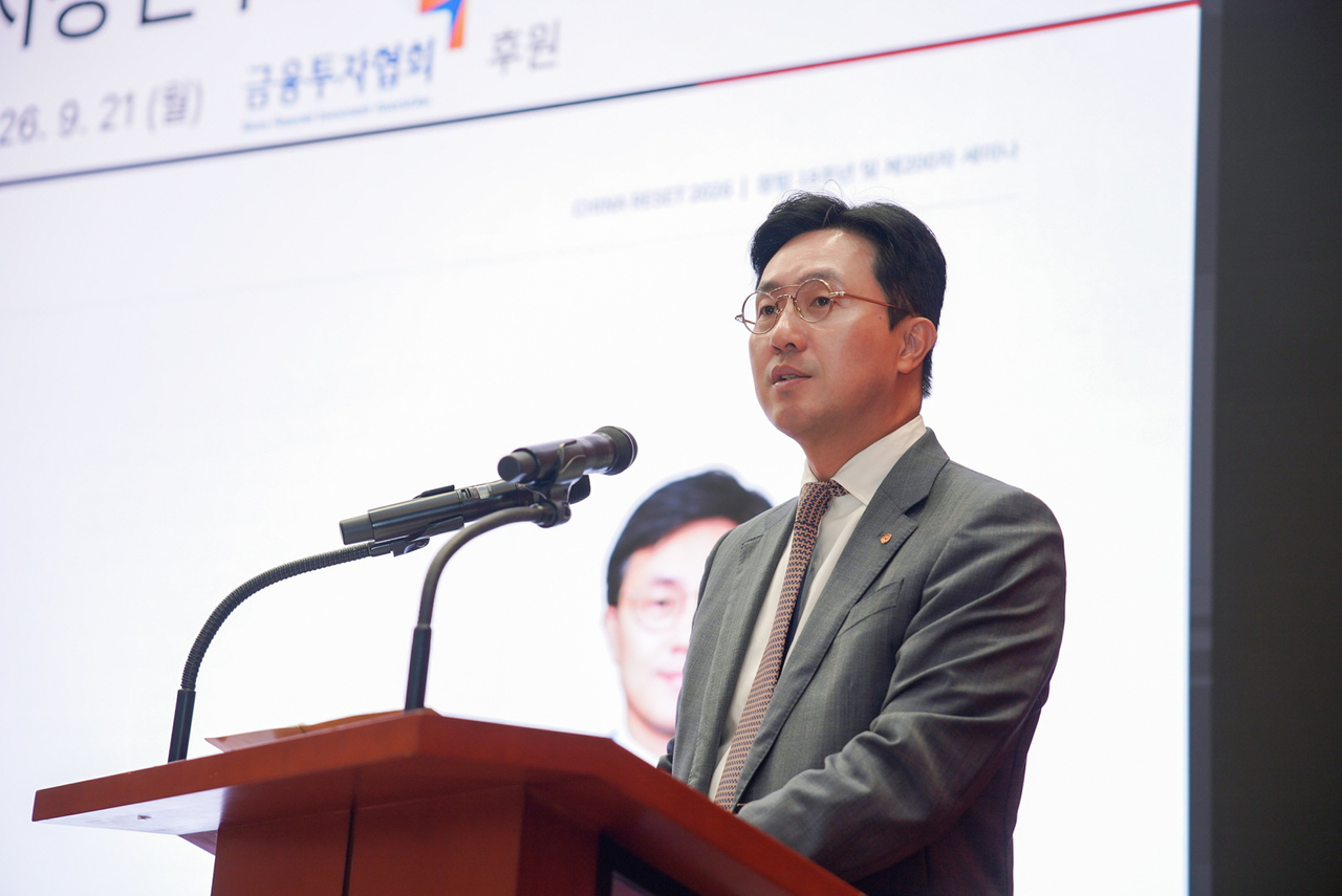 Choi Young-jin, chairman of the China Capital Market Society, delivers a welcoming speech at the 200th seminar in Yeouido, Seoul, Monday. (China Capital Market Society)