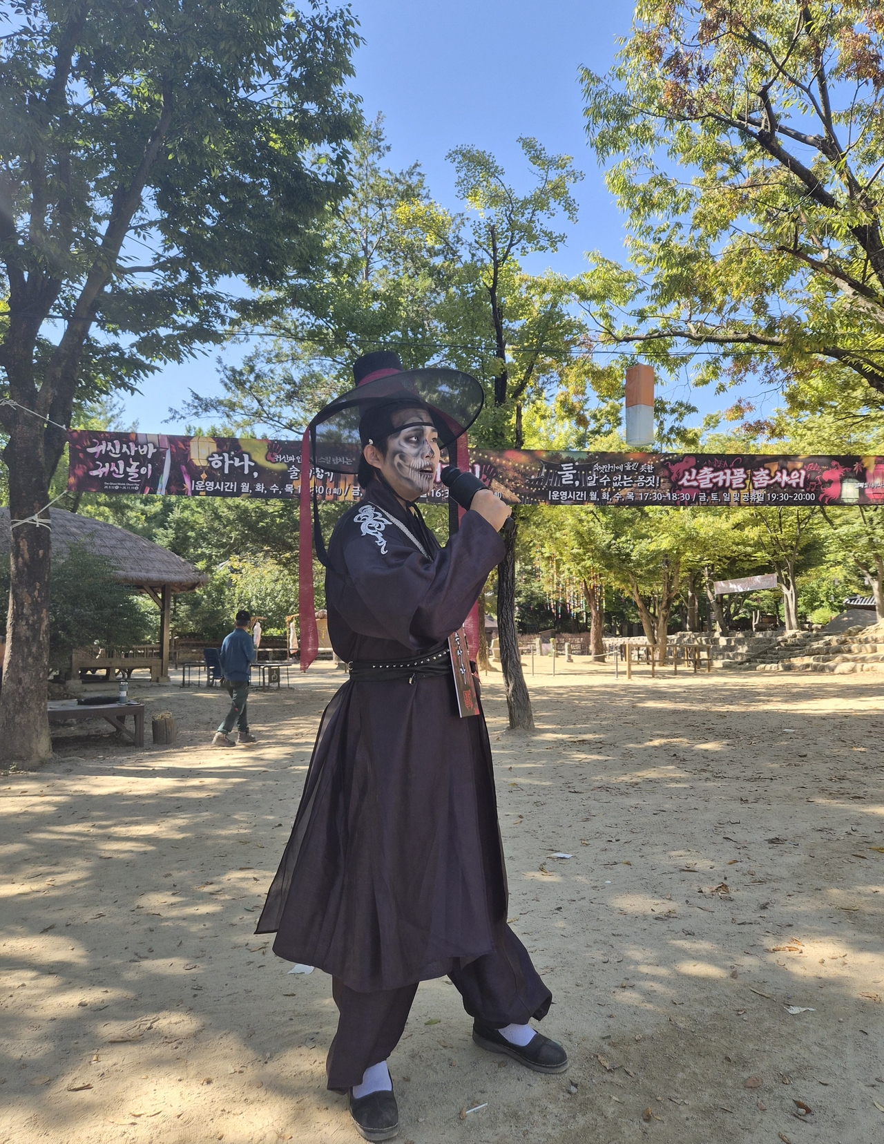 Han Min-keun, who plays a Korean grim reaper at the Korean Folk Village, poses with a microphone in an open area of the village on Sept. 15. (Choi Jae-hee / The Korea Herald)