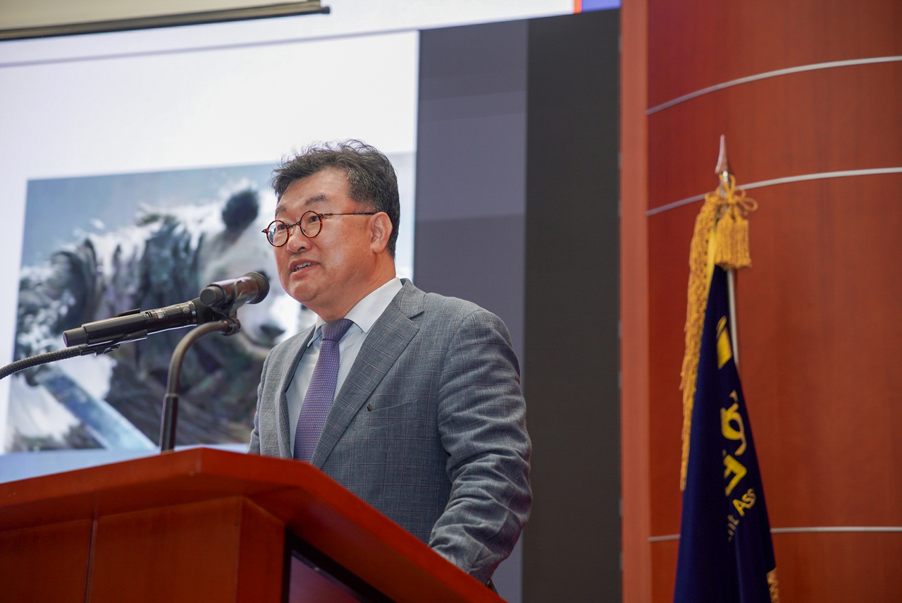 Kim Heung-kyu, president of the Korea National Diplomatic Academy, speaks during a seminar hosted by China Capital Market Society at the Korea Financial Investment Association in Yeouido, Seoul, Monday. (China Capital Market Society)