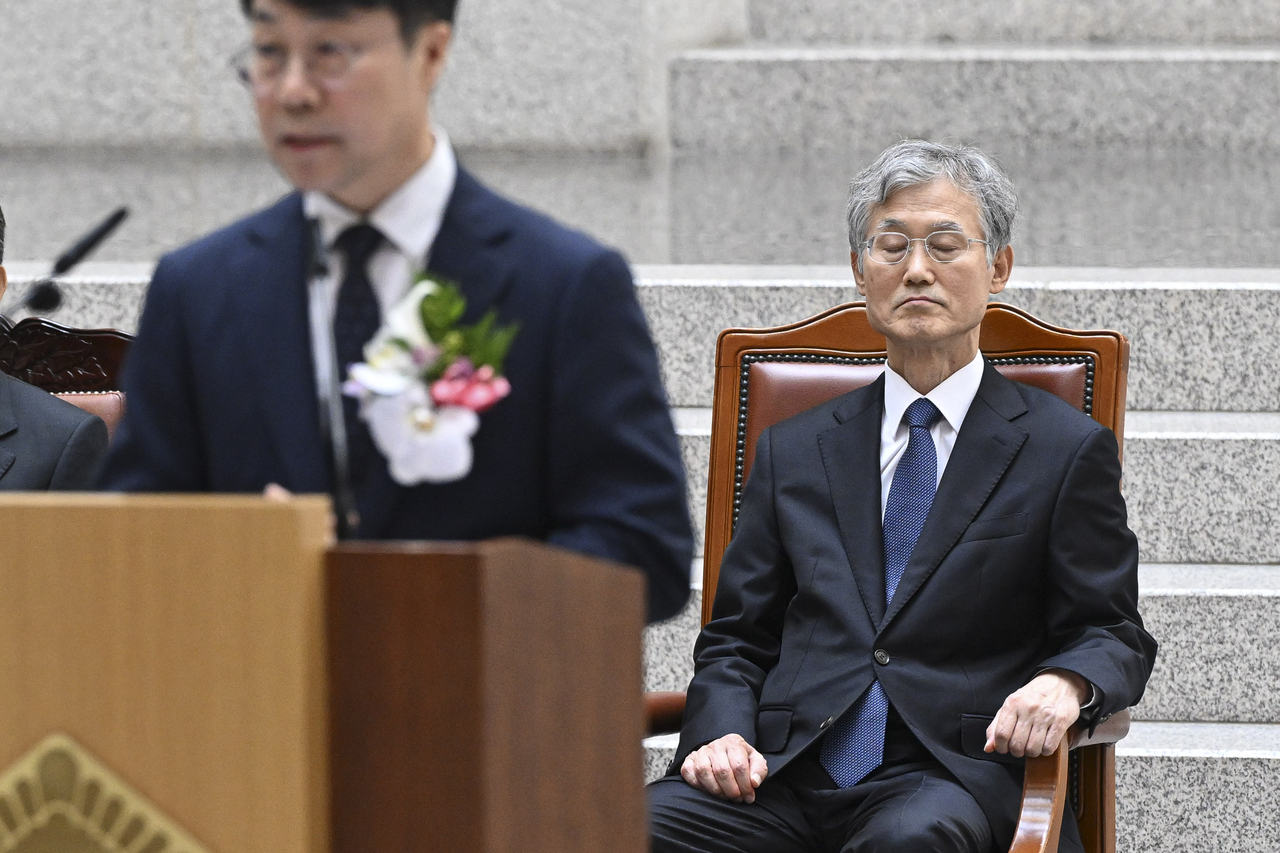 조희대 대법원장이 21일 서울 서초구 대법원에서 열린 김성수 신임 대법관 취임식에서 김 대법관의 취임사를 경청하고 있다. 임세준 기자