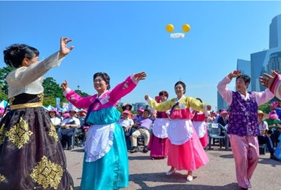 North Korean residents perform a traditional folk dance to celebrate Chuseok, in this undated photo. (Ministry of Unification)