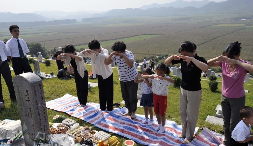North Korean residents pay respects at a cemetery in Pyongyang during the Chuseok holiday in this Sept. 14, 2025, photo released by Choson Sinbo. (Choson Sinbo/Herald DB)
