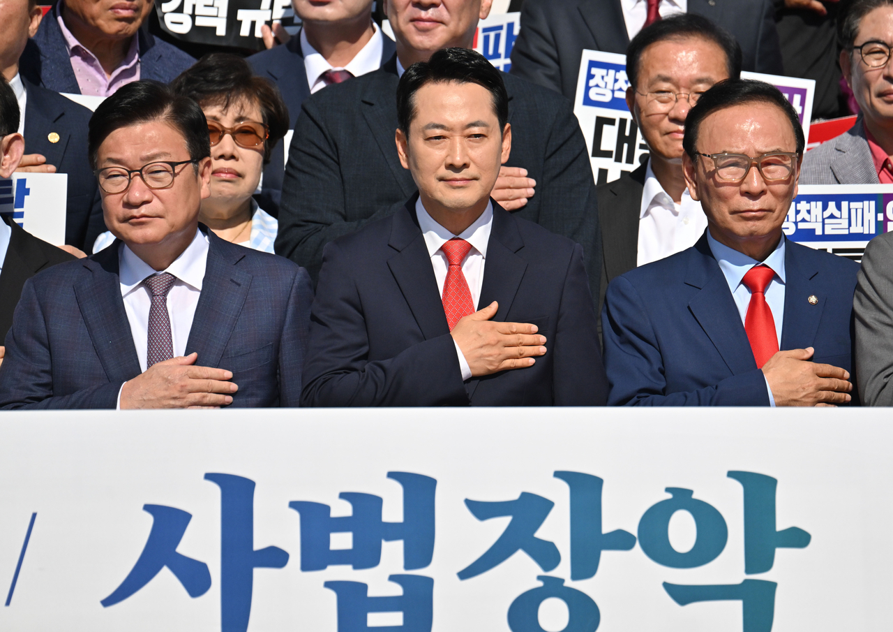 장동혁(가운데) 국민의힘 대표가 지난 22일 오전 서울 여의도 국회 본관 앞 계단에서 열린 이재명 정권 실정 대국민 보고대회에 참석하고 있다. 임세준 기자