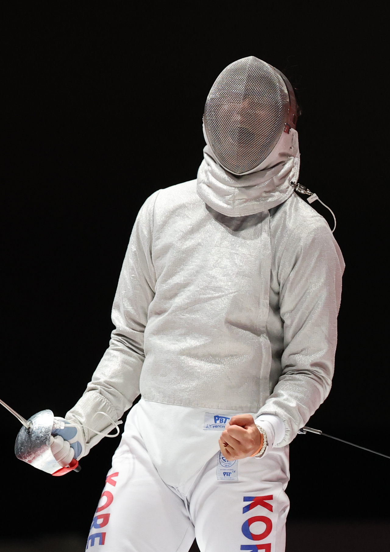 South Korea's Oh Sang-uk roars after scoring against China's Shen Chenpeng in the men's individual sabre final at the 2026 Aichi-Nagoya Asian Games at Aichi Sky Expo in Tokoname, Japan, on Wednesday. (Yonhap)