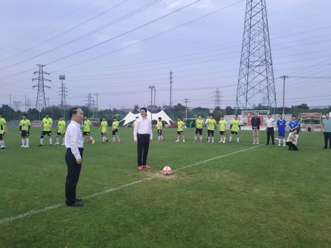 Vice Minister of Agriculture, Food and Rural Affairs Kim Jong-gu (front row, second from left) prepares to make the ceremonial kickoff at the South Korea-China agricultural authorities' friendly soccer match at the Caochangdi 335 Cultural and Creative Park stadium in Beijing on Sept. 6. At left is Zhang Zhili, vice minister of China's Ministry of Agriculture and Rural Affairs. [Ministry of Agriculture, Food and Rural Affairs]