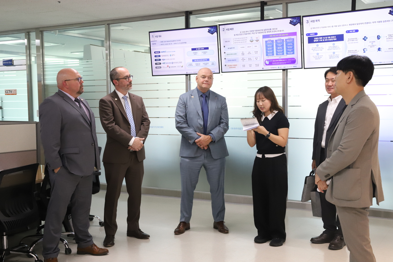 A Gangwon Province delegation visiting Alberta, Canada, tours the Next-Generation Healthcare Industry Support Center and speaks with center officials.