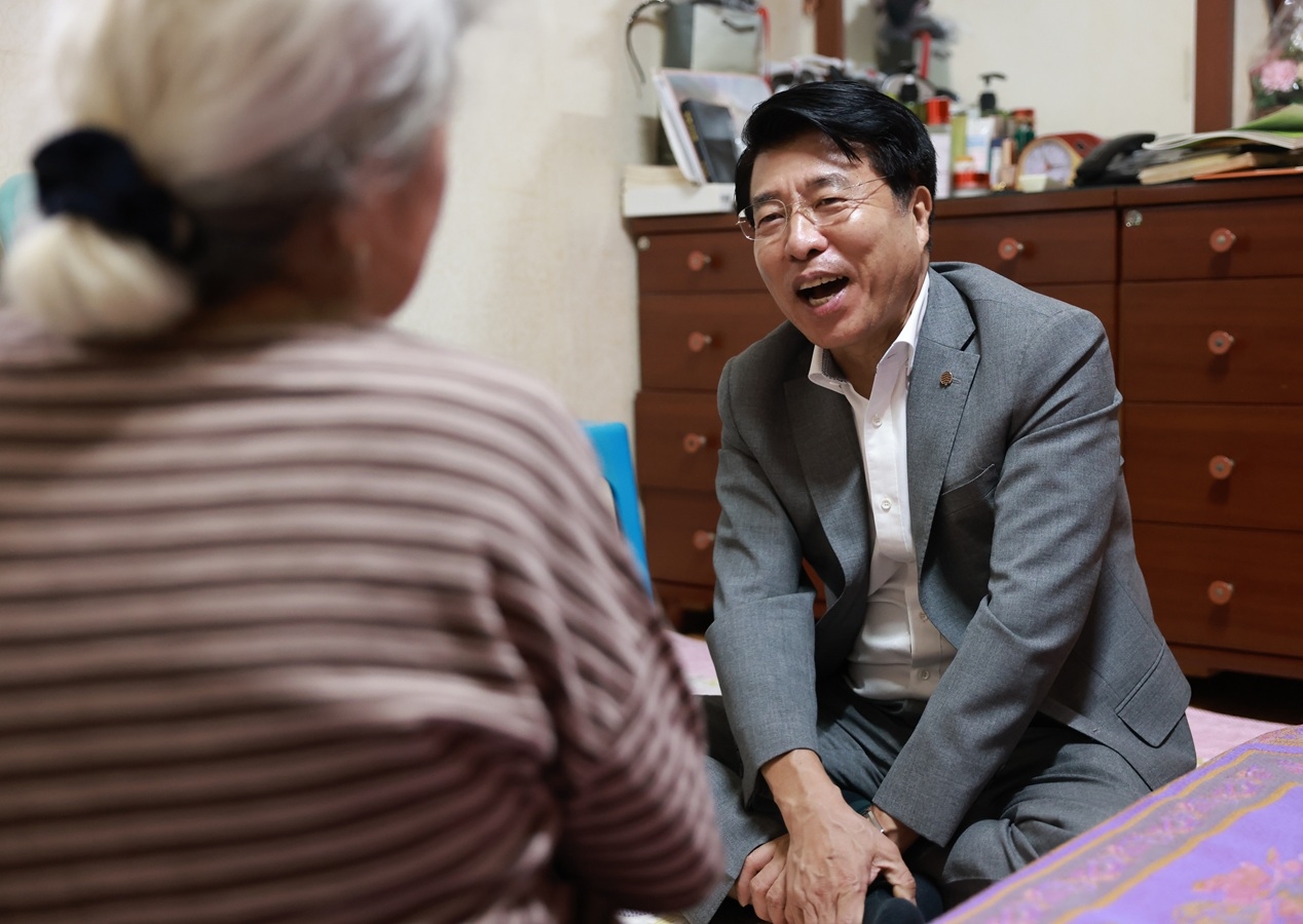 어르신과 대화를 나누는 서강석 송파구청장