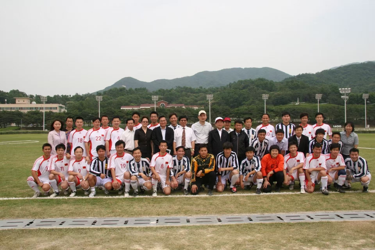 Participants from both sides pose for a photo at the South Korea-China agricultural authorities' friendly soccer match held during a Chinese agricultural delegation's visit to South Korea in 2007. [Ministry of Agriculture, Food and Rural Affairs]