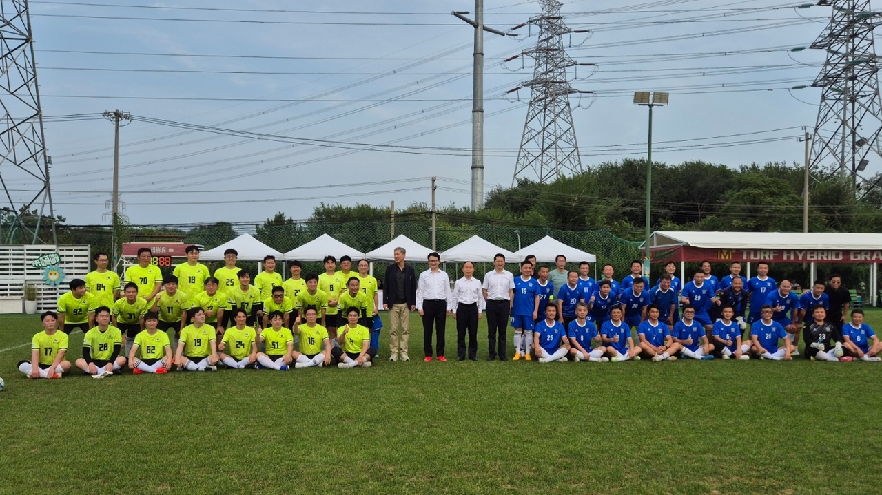 Players from both sides pose for a photo before the South Korea-China agricultural authorities' friendly soccer match at the Caochangdi 335 Cultural and Creative Park stadium in Beijing on Sept. 6. [Ministry of Agriculture, Food and Rural Affairs]