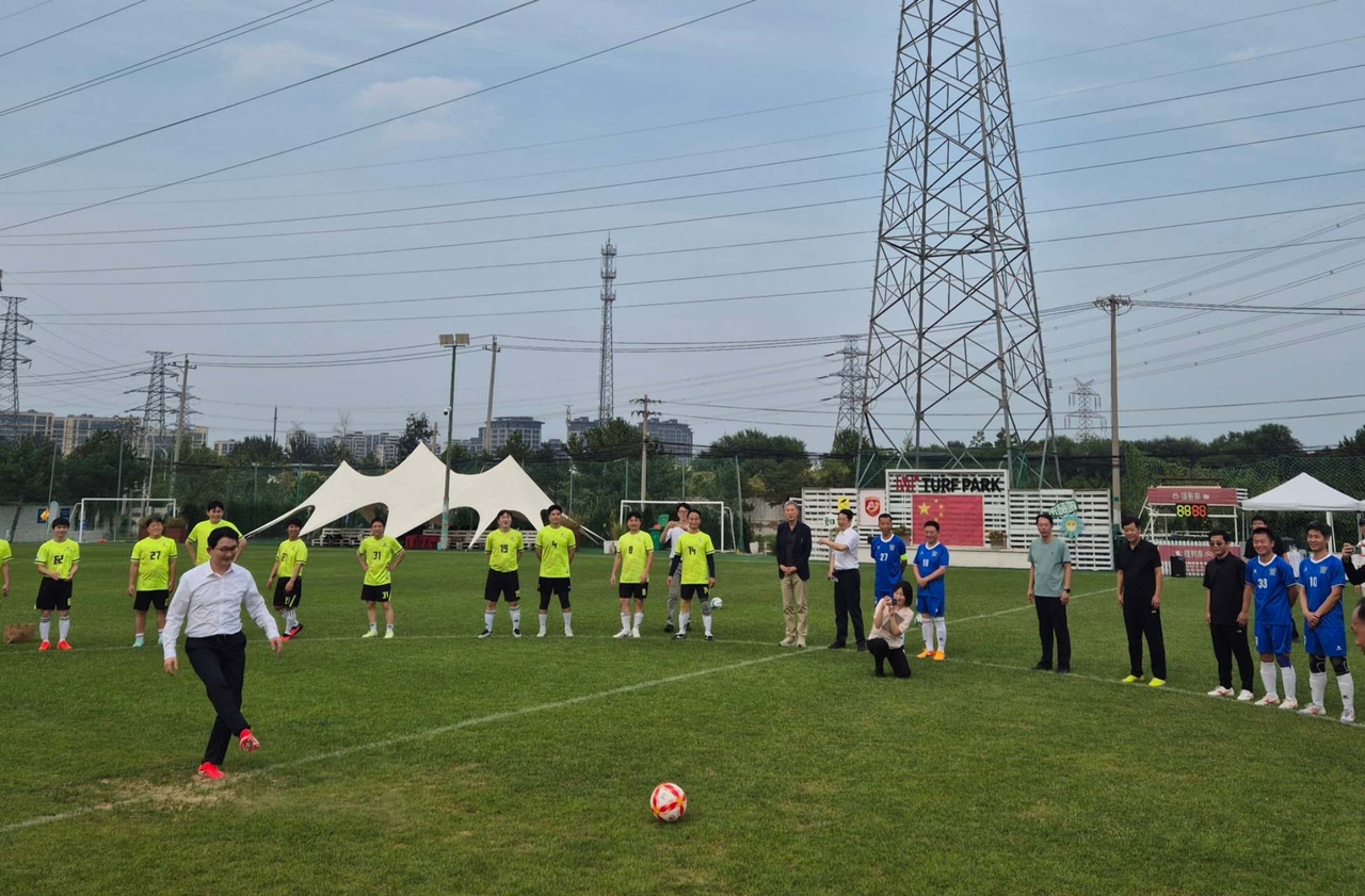 Vice Minister of Agriculture, Food and Rural Affairs Kim Jong-gu makes the ceremonial kickoff at the South Korea-China agricultural authorities' friendly soccer match at the Caochangdi 335 Cultural and Creative Park stadium in Beijing at 3:30 p.m. on Sept. 6. [Ministry of Agriculture, Food and Rural Affairs]