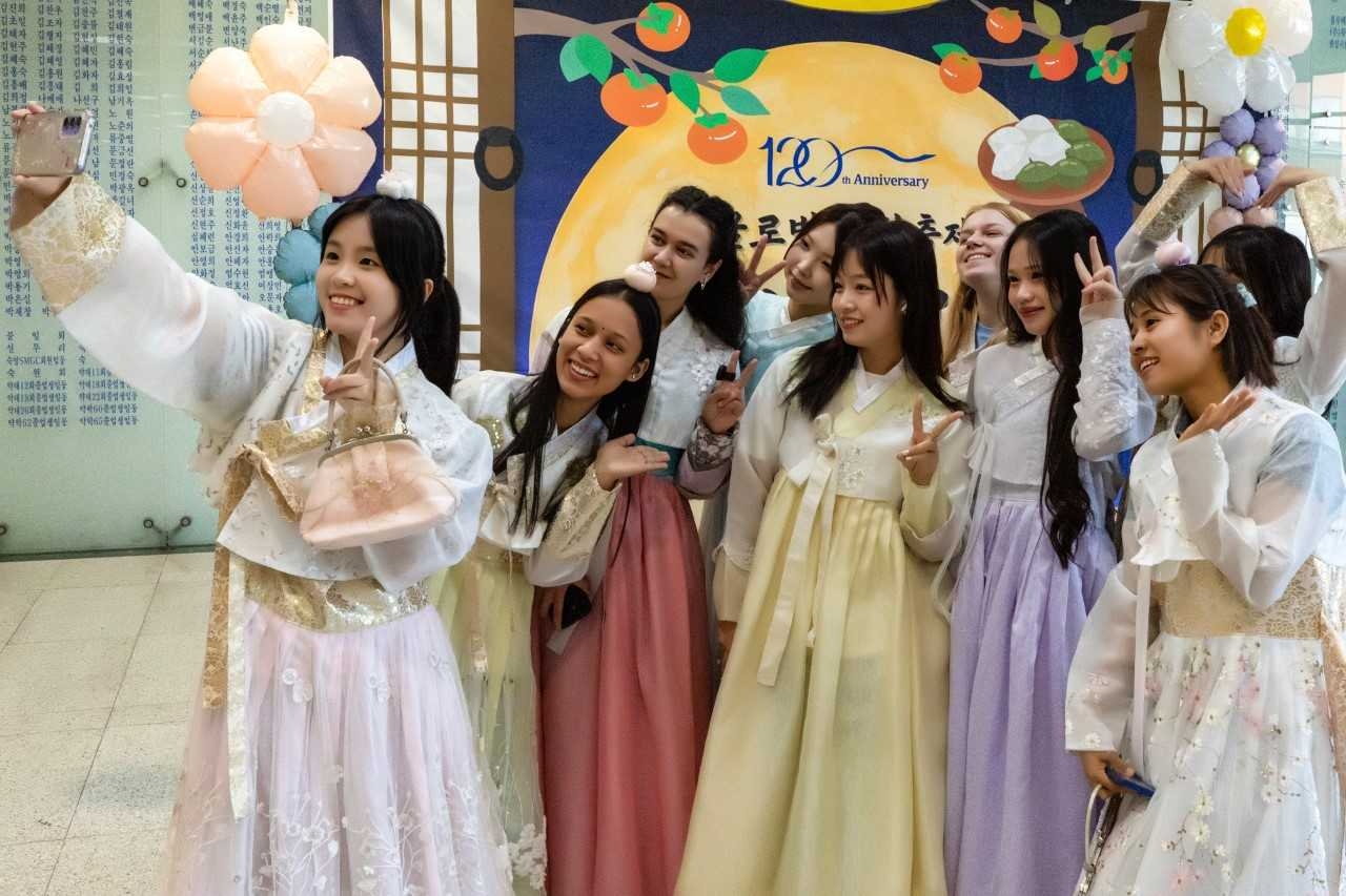 International students at Sookmyung Women's University pose for a photo wearing Korean traditional hanbok, during a cultural event at the university's campus in Yongsan-gu, Seoul, Tuesday. (Sookmyung Women's University)