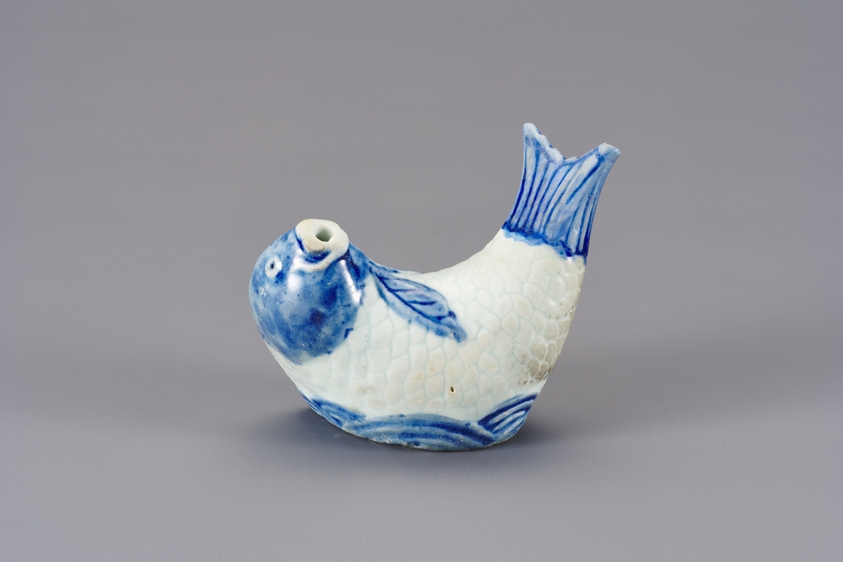White Porcelain Carp-shaped Water Dropper (National Museum of Korea)