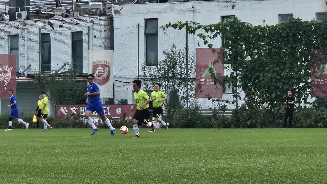 South Korean and Chinese agricultural officials play a friendly soccer match at the Caochangdi 335 Cultural and Creative Park stadium in Beijing on Sept. 6. [Ministry of Agriculture, Food and Rural Affairs]
