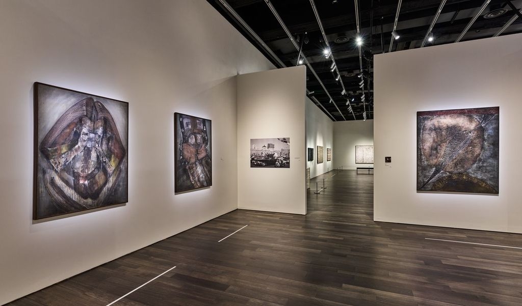 An installation view of "Ha Chong-hyun: Retrospective" at the Asian Art Museum in San Francisco (Asian Art Museum of San Francisco)