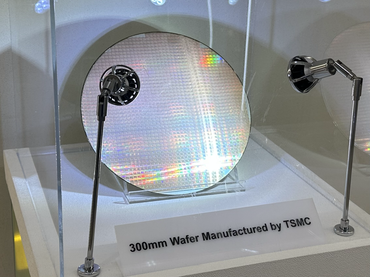 경기 수원 에이직랜드 본사에 전시된 TSMC의 300mm 웨이퍼. 이정완 기자.