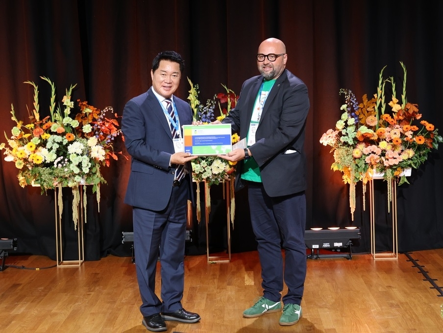 Gwanak-gu District Mayor Park Jun-hee (left) receives the special prize at the 20th OIDP Participatory Democracy Awards. [Gwanak-gu]
