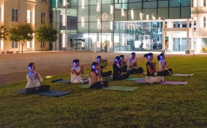 서울공예박물관은 공예 마당과 옥상 등 야외 공간을 활용해 요가, 명상, 달리기를 운영한다. 사진은 ‘공예의 밤, 요가×명상’. [서울시 제공]