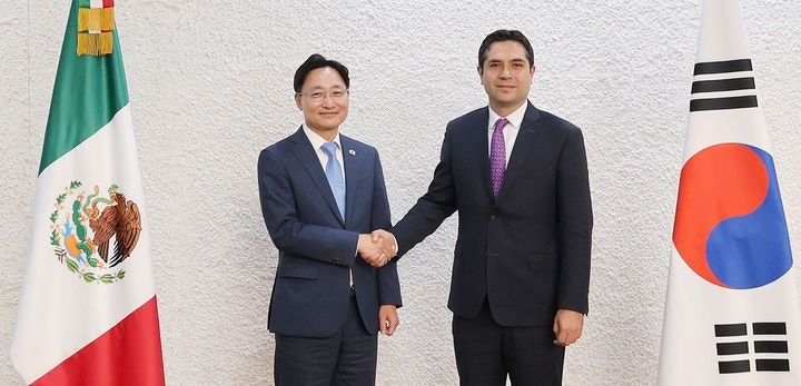 Korea's National Tax Service Commissioner Lim Kwang-hyun and Mexico's Tax Administration Service  Commissioner Antonio Martinez Dagnino pose for photos during the first bilateral meeting held in Mexico City on Tuesday. (National Tax Service)