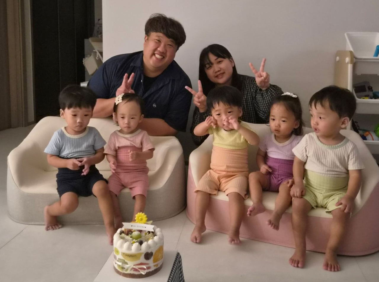 오둥이 두돌 가족사진.[서울성모병원 제공]